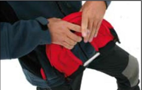 Ball wird in den Rucksack gelegt
