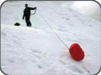 Retter zieht an der Leine zum roten Ball