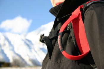 Roter Auslösegriff am Schultergurt