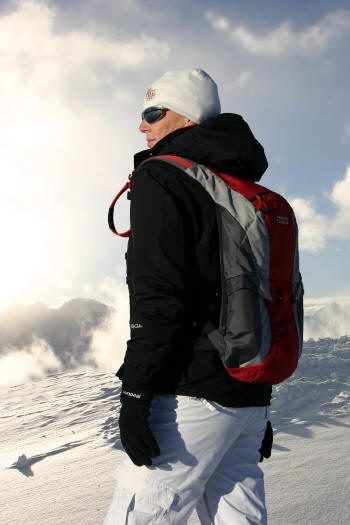 Skifahrerin mit dem Powderbag-Rucksack
